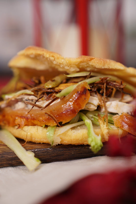 Focaccia con puntarelle, carciofi, alici, focaccia e porchetta calda